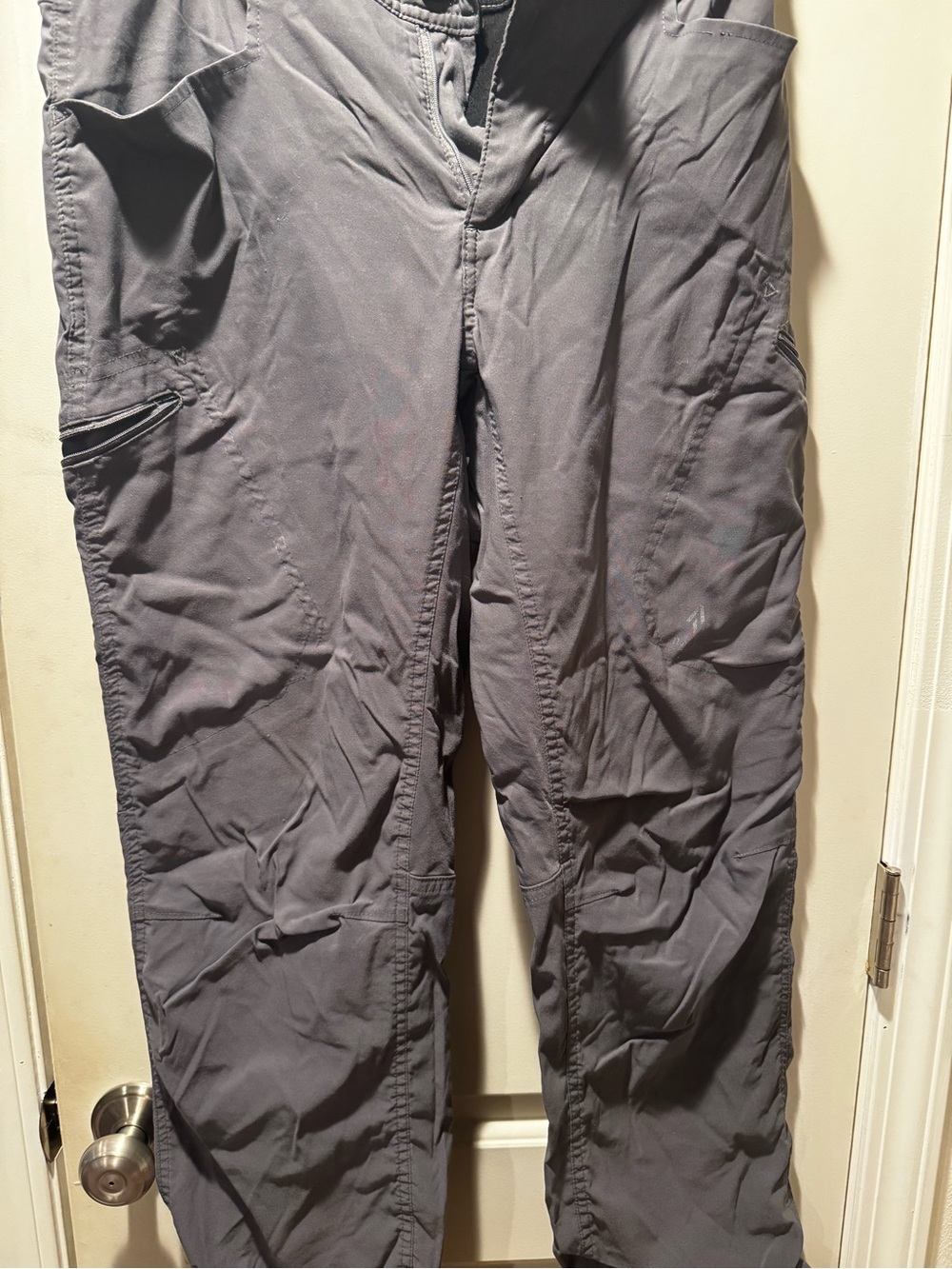 Eddie Bauer Men's Cargo Pants in Gray